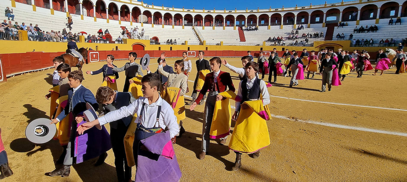 Alumnos de la Escuela Taurina de Badajoz en el festejo de clausura.