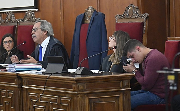 El procesado abona 6.100 euros para compensar a los familiares del fallecido en el bar JM