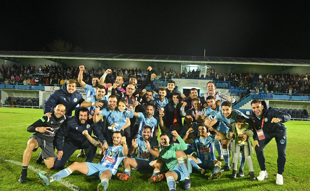 La plantilla y el cuerpo técnico celebran la clasificación para la segunda ronda de la Copa. 