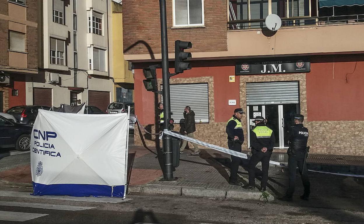 Exterior del bar JM el día que se produjo la muerte.