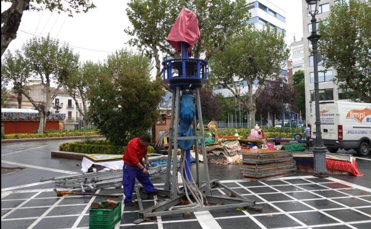Instalación de casetas y atracciones de feria en el Paseo de San Francisco. 