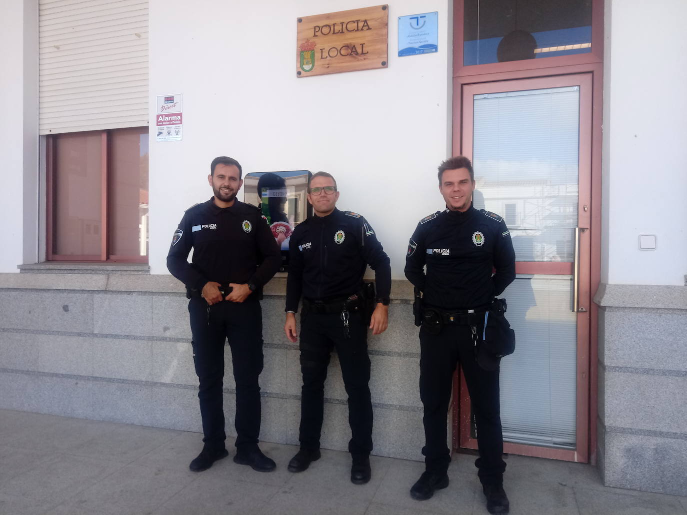 Francisco Javier Sánchez Marcos, flanqueado por los nuevos policías locales, Manuel Jesús Rodríguez y Francisco Javier Gómez. 