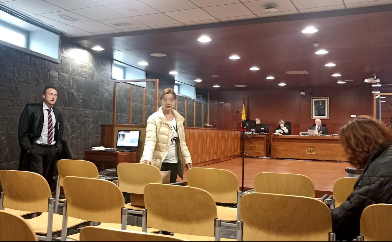 La acusada tras declarar este jueves en la Audiencia de Cáceres. 