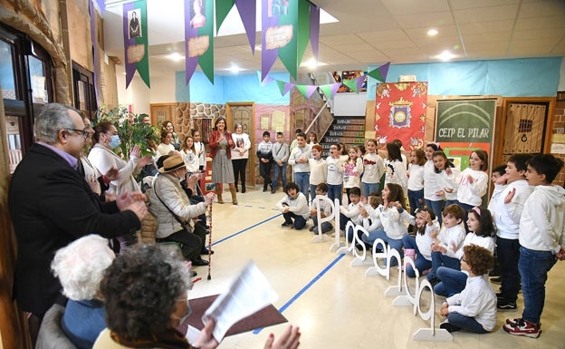 El acto reunión a escolares de tres a doce años y a ancianos, el mayor de ellos Julio Mateos, de 97 años.