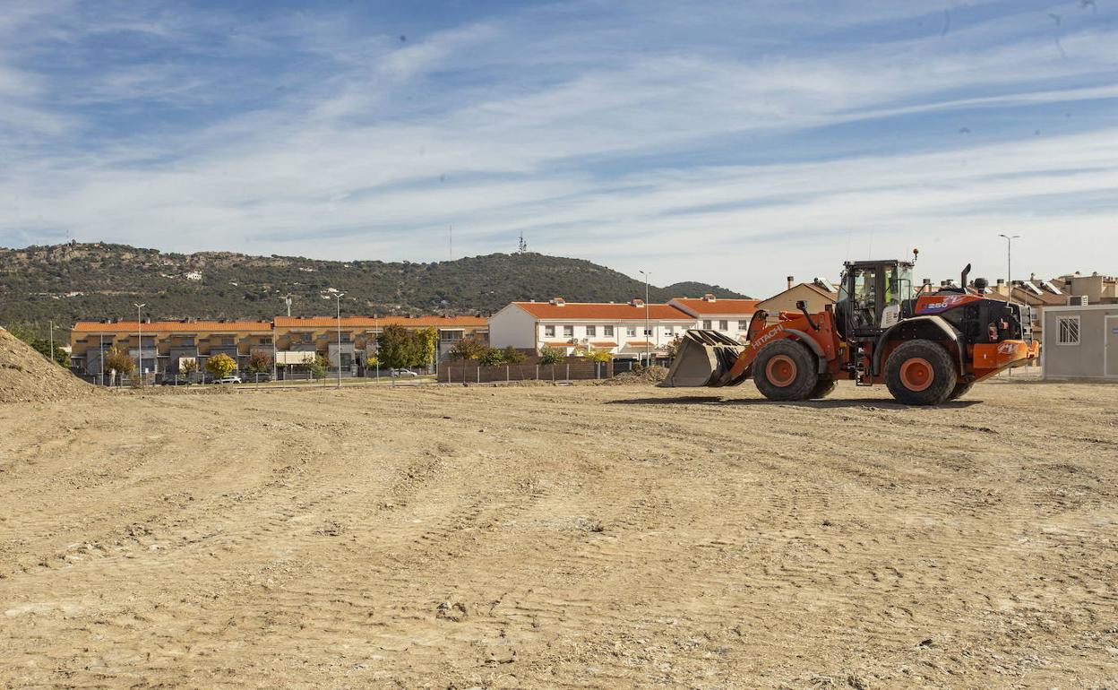 Máquina trabajando en octubre de 2021 en el inicio de las obras del nuevo colegio de PROA. 