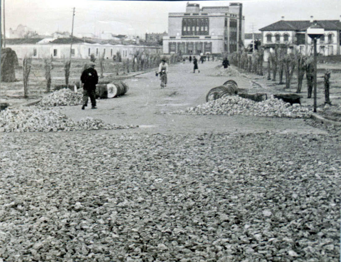 Brecha para construir la avenida de Huelva.