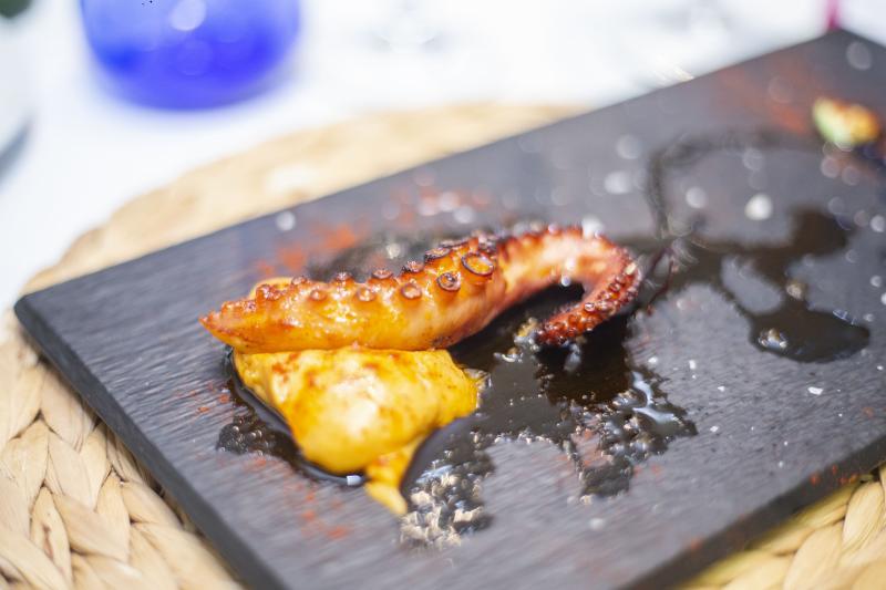 LA TERRAZA. Pulpo a la brasa con crema de pimiento asado y pimentón de la Vera