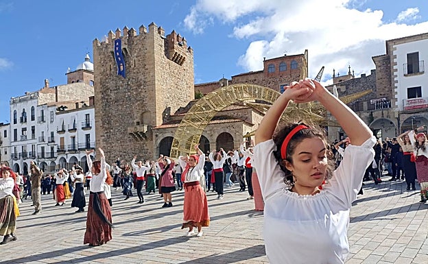 Flashmob a cargo de alumnos de la ESAD de Cáceres. 