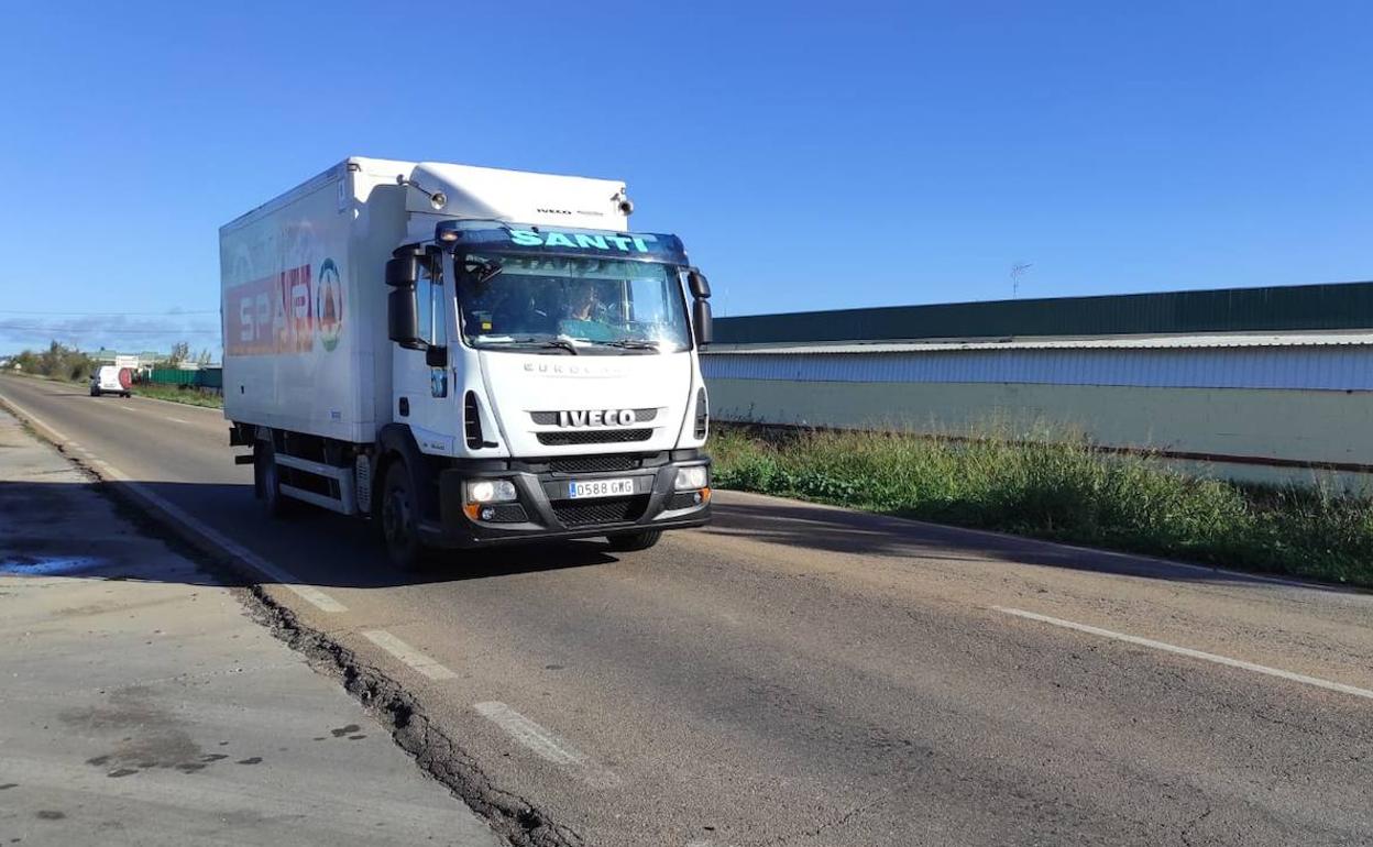 Un camión circula ayer por la carretera autonómica EX-328, en las proximidades de Montijo, hacia la A-5. 