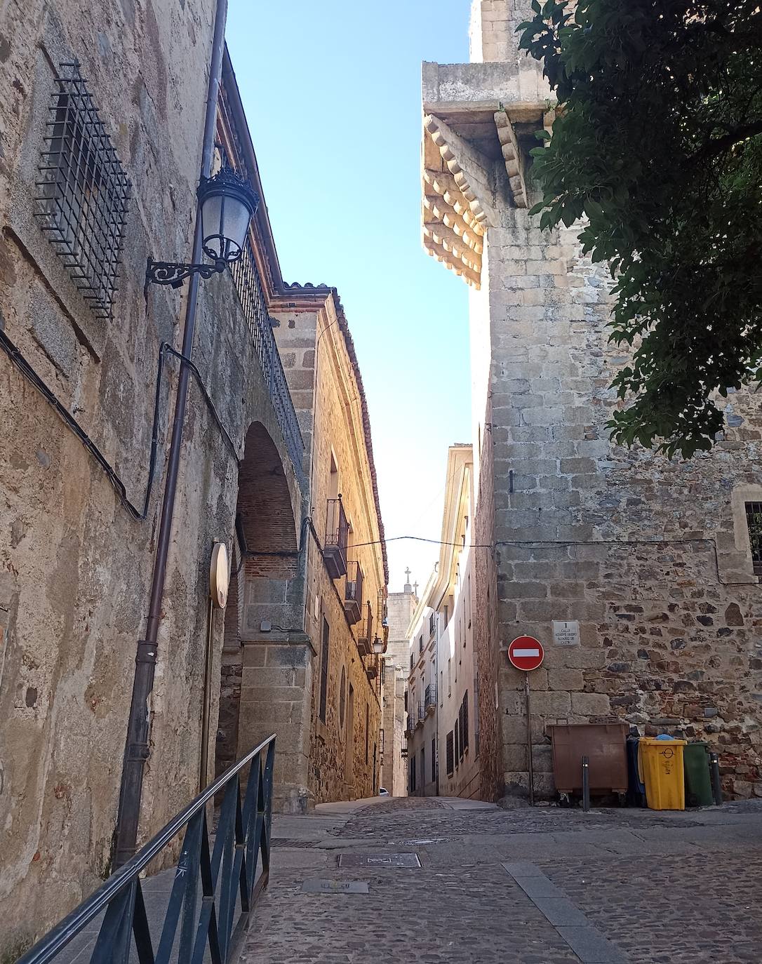 Imagen actual de la zona. A la izquierda está la imagen que antes se encontraba en una hornacina en la Puerta de Coria.