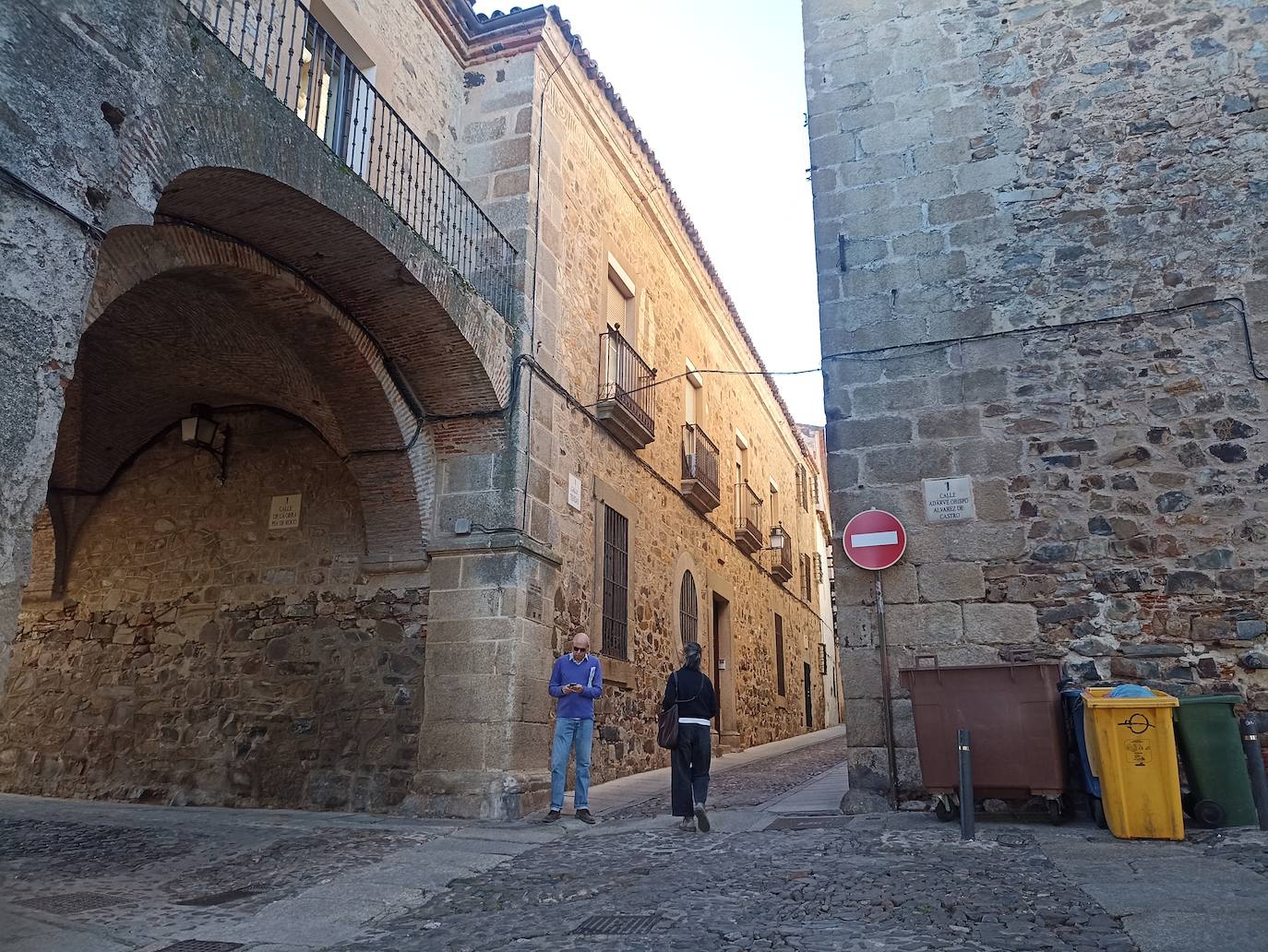 Entrada a la calle Tiendas desde la Plazuela del Socorro en la que estaba la Puerta de Coria.