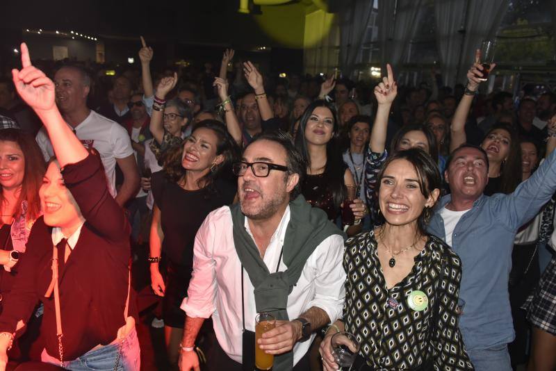 Fotos: ¿Conoces a los asistentes de la fiesta de los noventa en Badajoz?