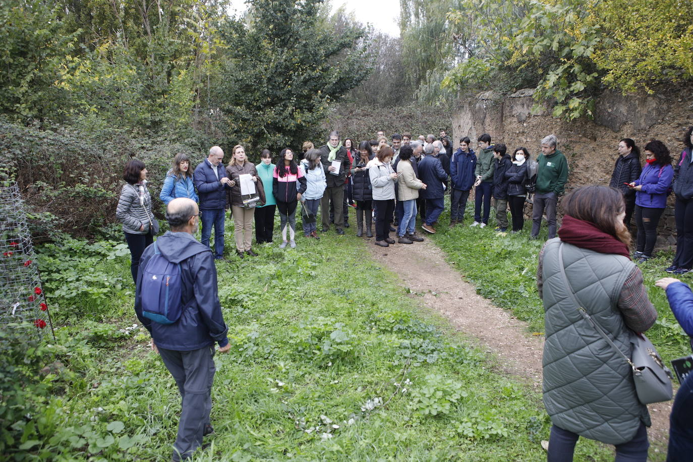 Fotos: Plantación de 38 olmos resistente a la grafiosis en la &#039;Ribera de la comunicación&#039;