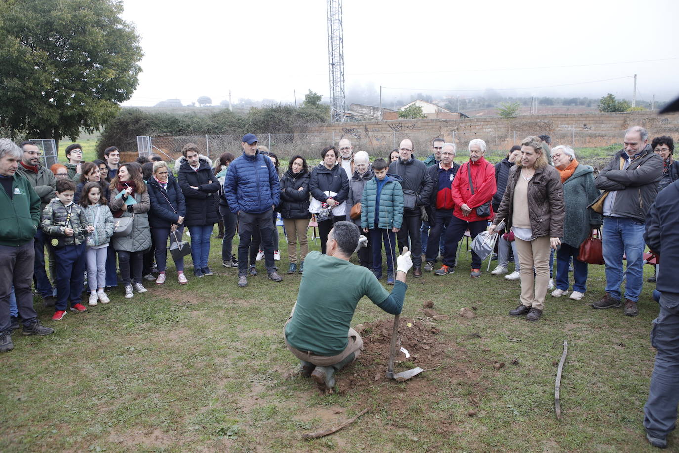 Fotos: Plantación de 38 olmos resistente a la grafiosis en la &#039;Ribera de la comunicación&#039;