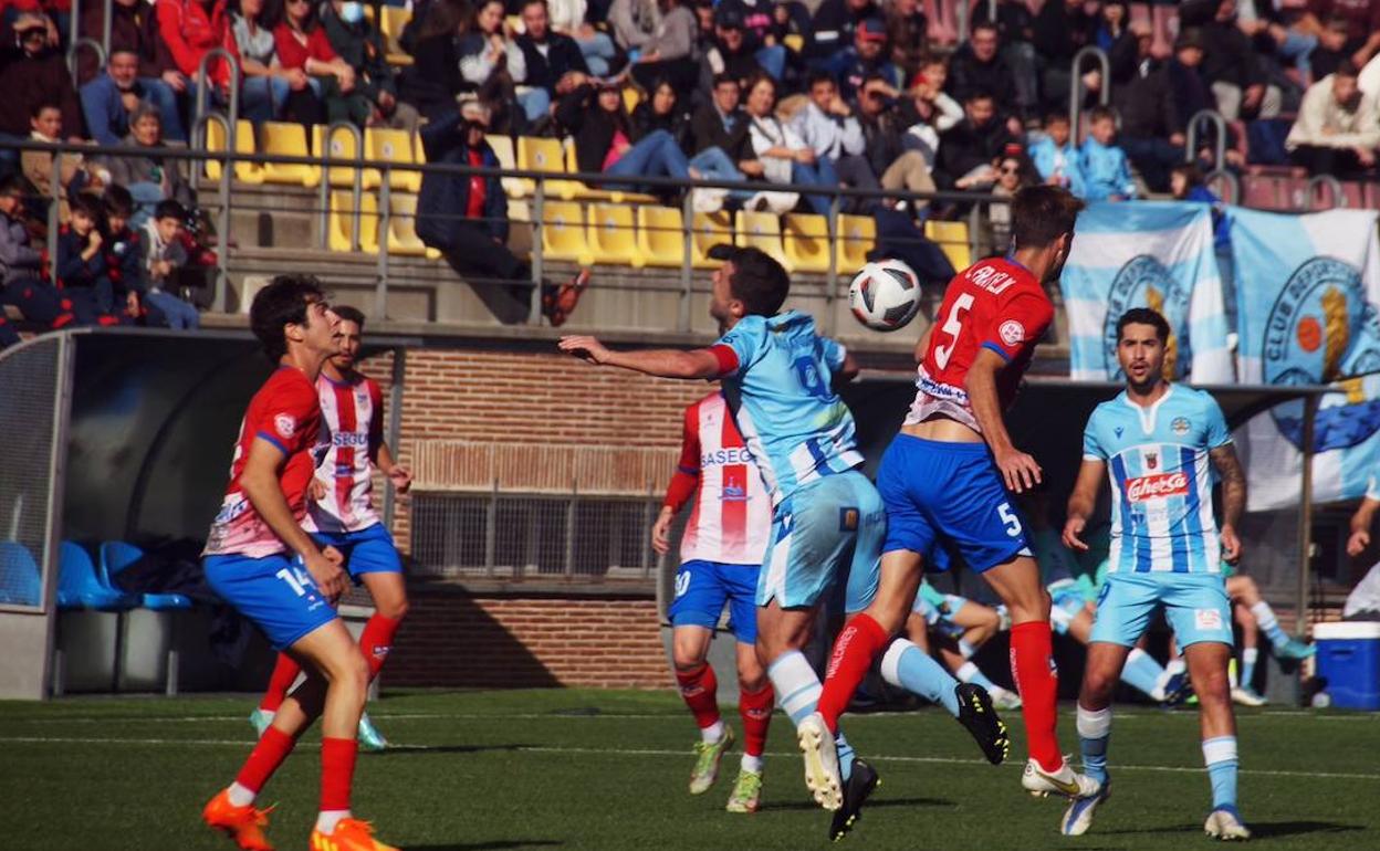 Acción del duelo entre el Navalcarnero y el Coria de este domingo. 