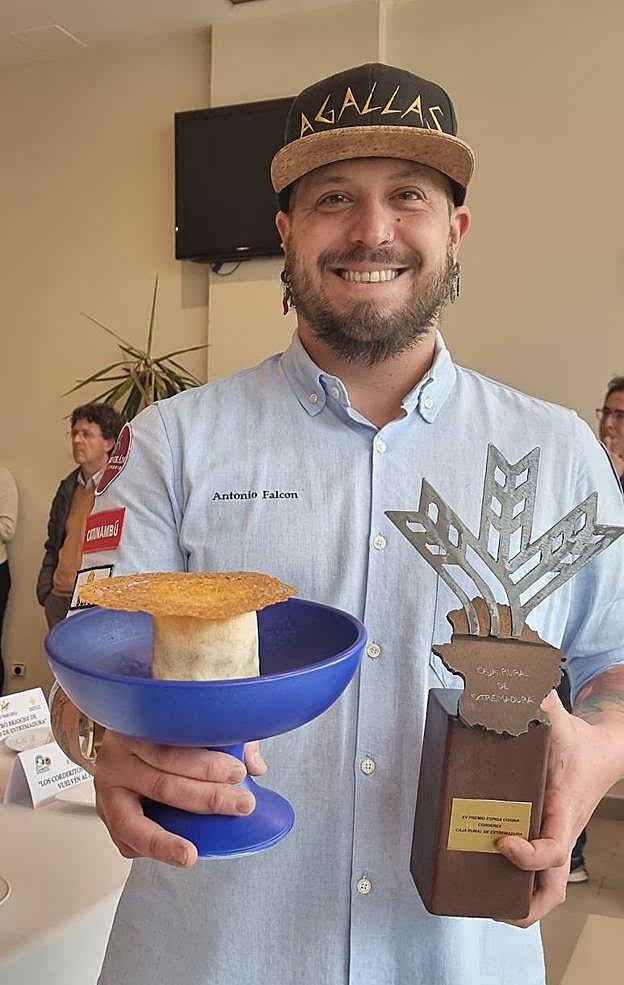 Antonio Luis Falcón con su tapa y el galardón.