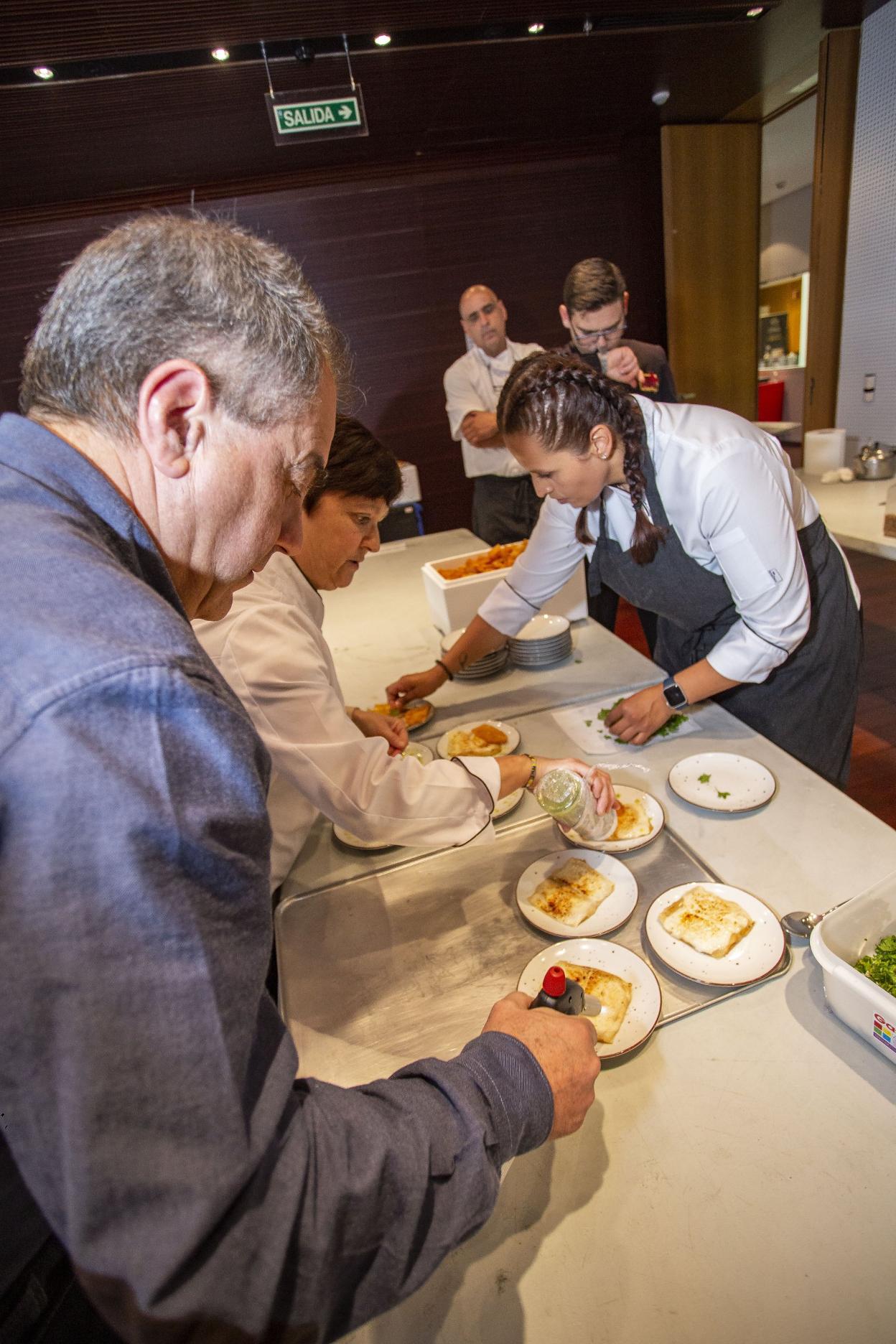 Chefs cacereños afanándose en la cocina el pasado viernes. 