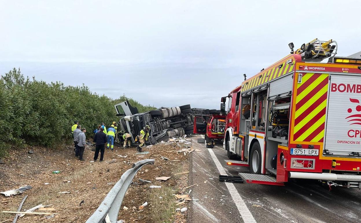 Camión accidentado en la A-5, este martes.