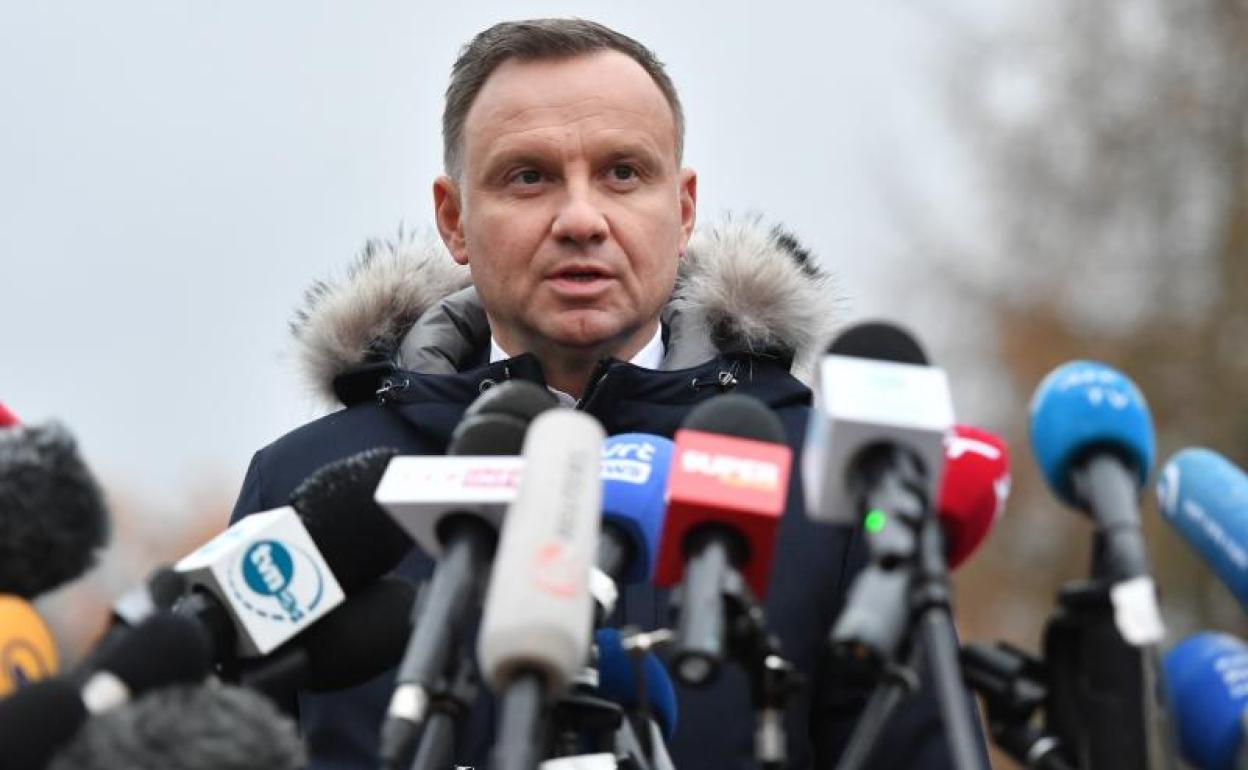 El presidente polaco, Andrzej Duda, se dirige a la prensa durante su visita a la aldea de Przewodow la semana pasada. 