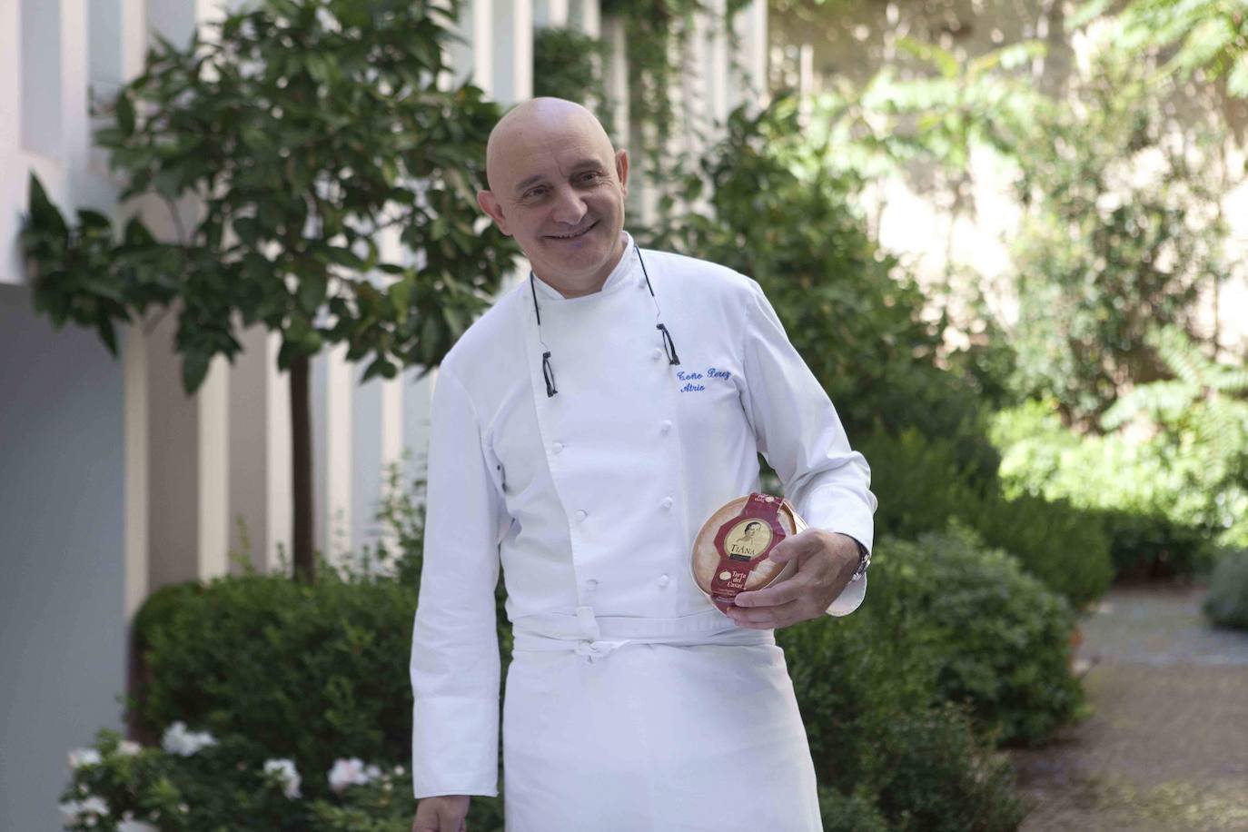 El cocinero extremeño posando con una Torta del Casar en el patio del Hotel Atrio en 2014.