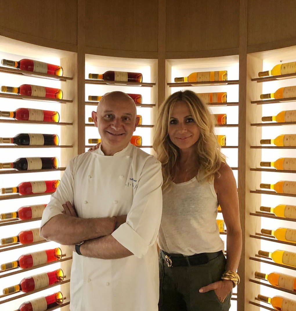 Toño con la cantante Marta Sánchez en la bodega de Atrio en 2018.