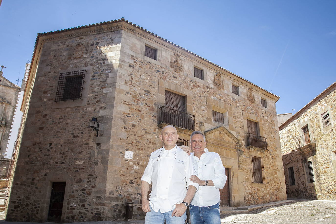 Los empresarios delante del palacio que compraron en la plaza de Los Golfines de Abajo en 2019.