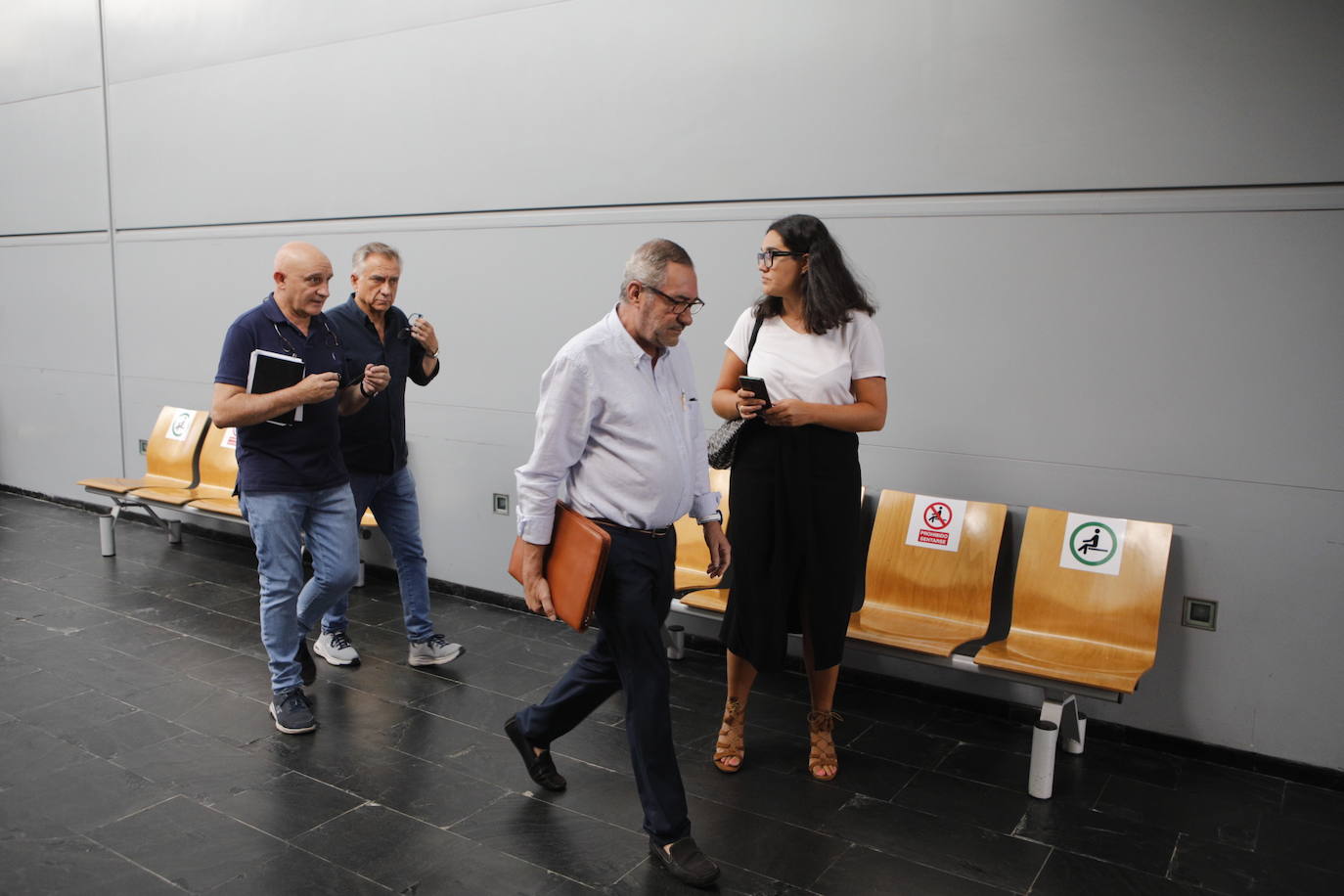 Los empresarios en los juzgados con sus procuradores en 2022.