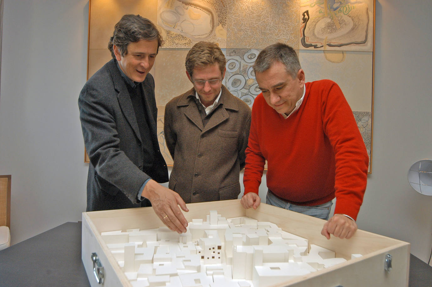 José Polo con los arquitectos Tuñón y el fallecido Mansilla viendo la maqueta del Hotel Atrio en 2005.
