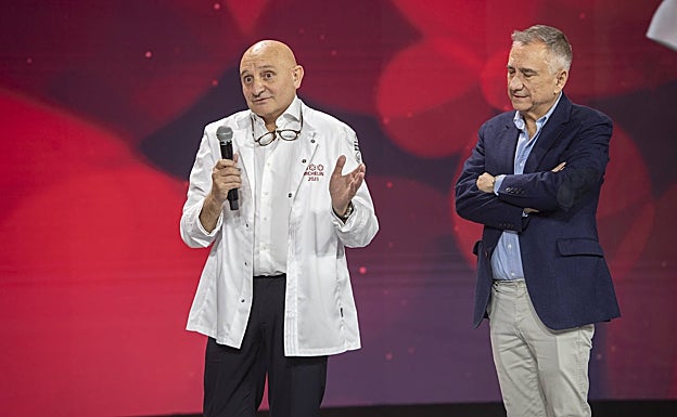 Toño Pérez tras recibir la chaquetilla con las tres estrellas el martes por la noche, junto a José Polo. 