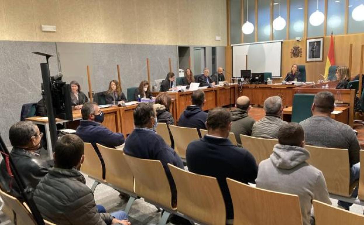 La veterinaria y los acusados, durante el juicio celebrado en Mérida. 