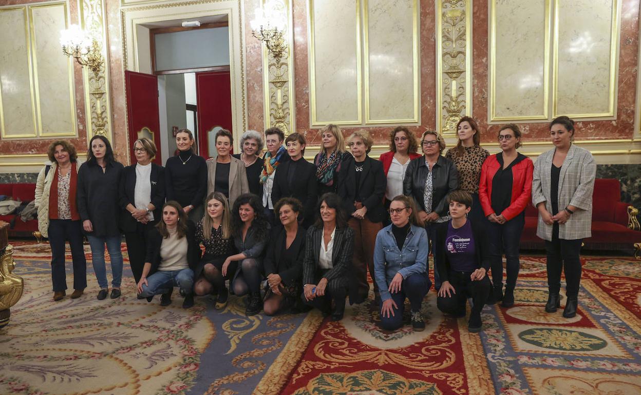 Varias diputadas se fotografían como muestra de apoyo a la ministra de Igualdad, Irene Montero, durante la última jornada de debate y votación de los Presupuestos en el pleno del Congreso.