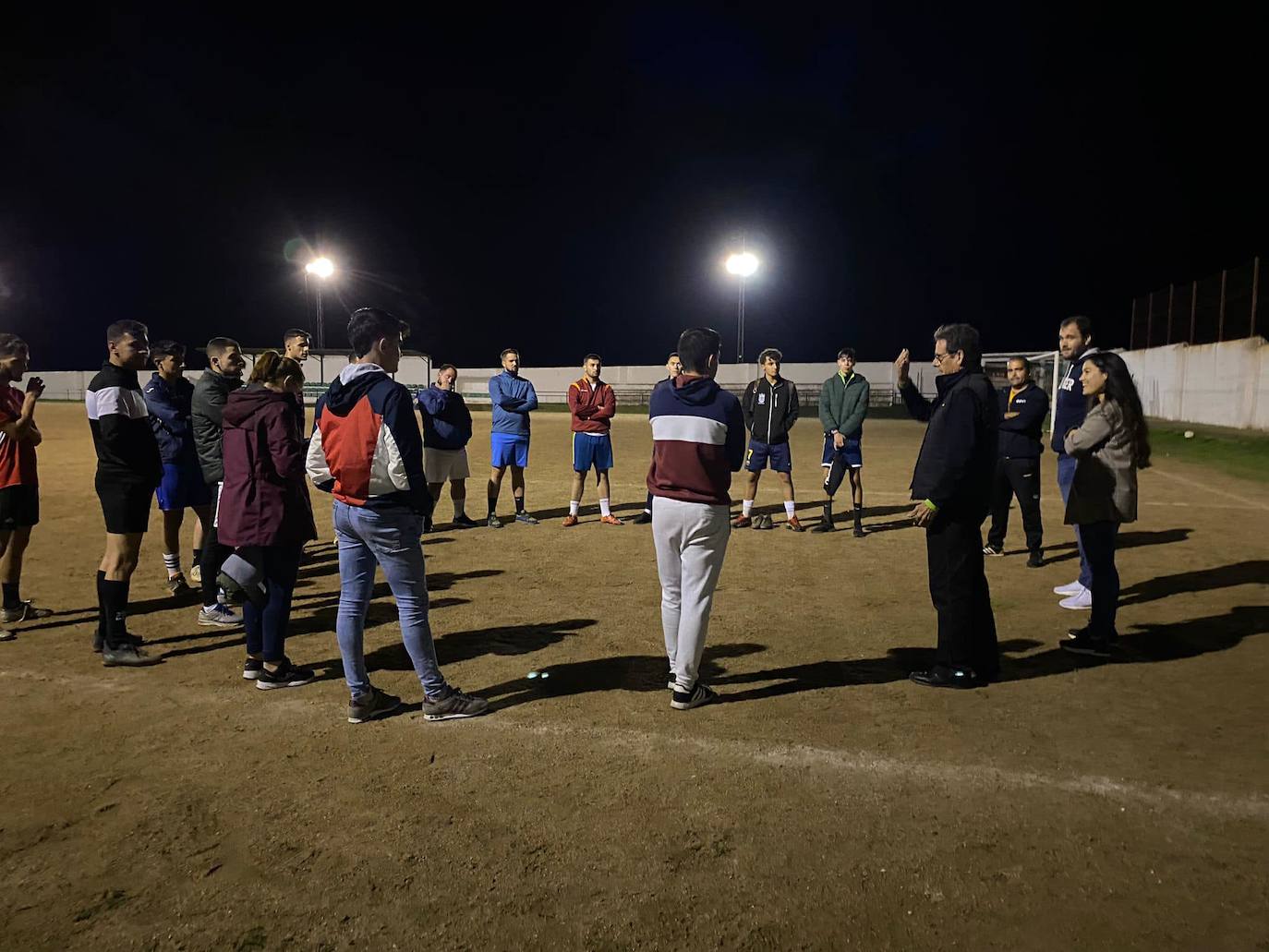 Momento de la reunión, en el campo de fútbol municipal 'La Gavina'. 