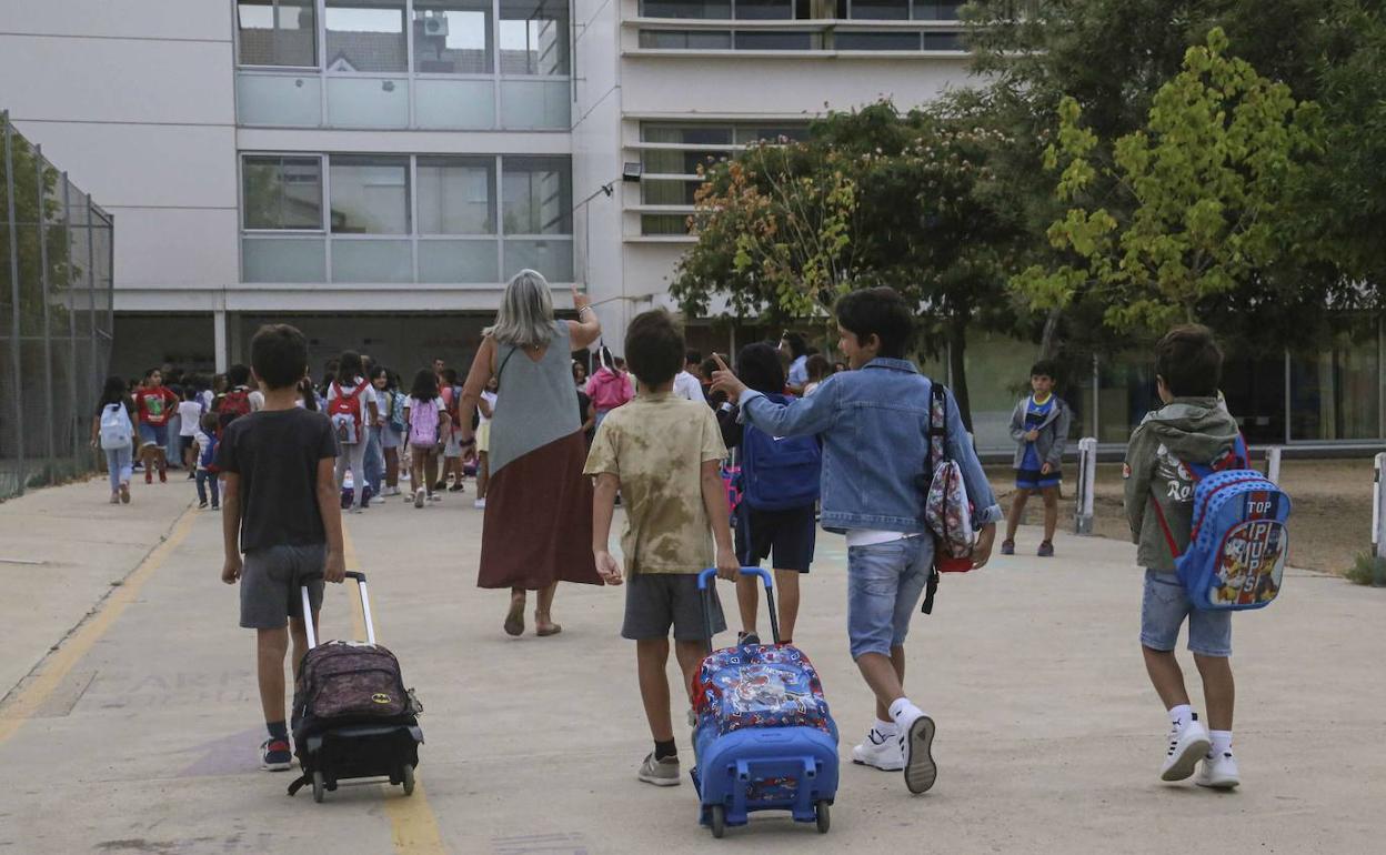 Alumnos del colegio Ciudad de Mérida, en la capital de Extremadura, entran al centro. 