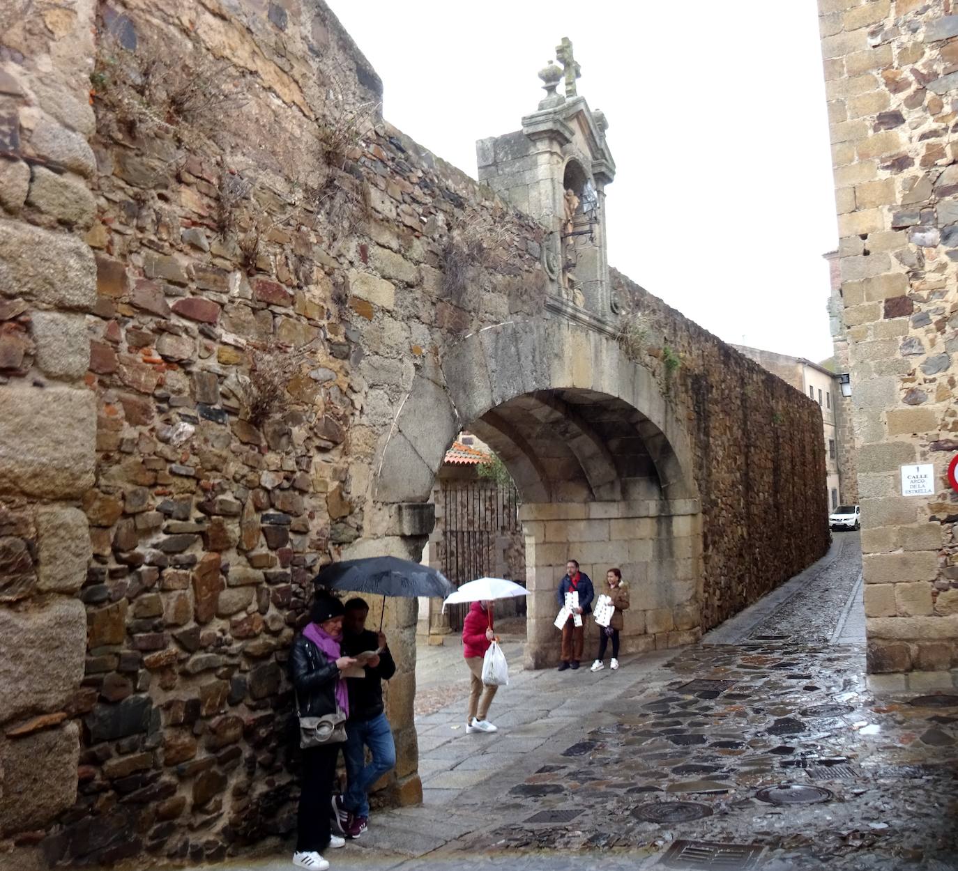 El Arco de la Estrella desde el interior de la zona amurallada con la imagen de la Virgen.