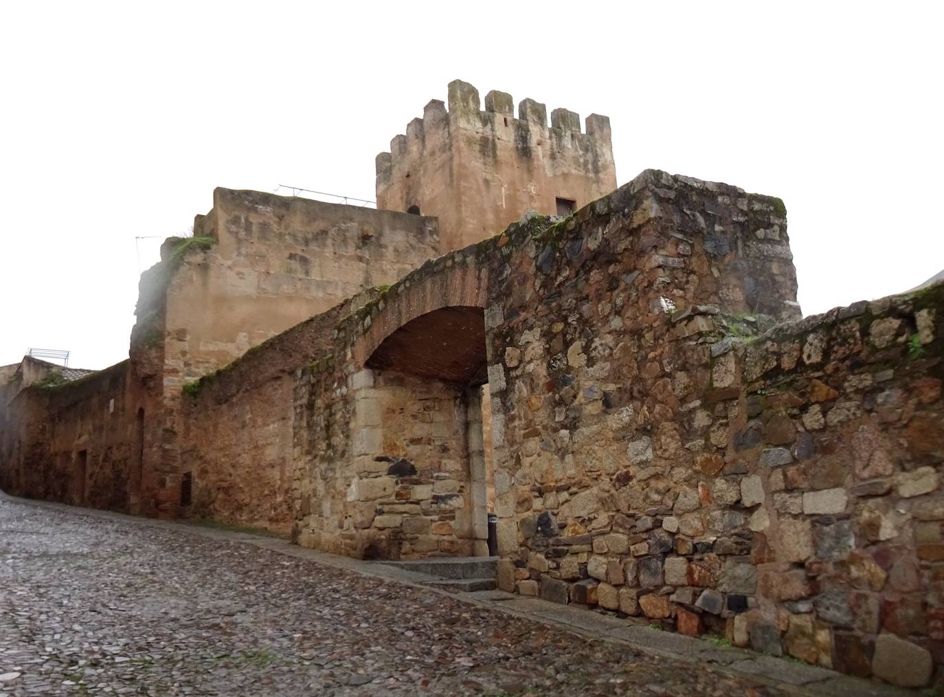 Portillo de Las Piñuelas desde la Plaza de los Caldereros.