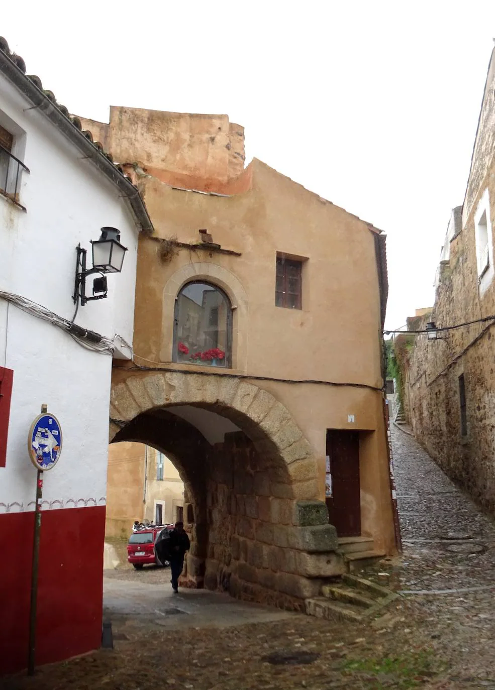 El Arco del Cristo, la única puerta romana conservada, desde el interior de la zona amurallada.