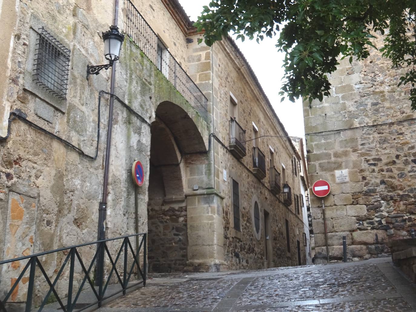 La zona en la que estaba la Puerta de Coria, derribada en 1879. A la izquierda de la imagen, tras una reja, está la imagen que se encontraba en la Puerta.
