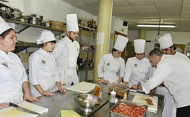 Alumnos del IES San Fernando de segundo curso de Cocina y Gastronomía el pasado jueves. 