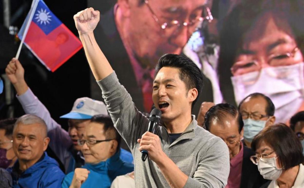 El candidato del partido opositor Kuomintang, Chiang Wan-an, celebra su victoria en las elecciones en un mitin en Taipéi. 