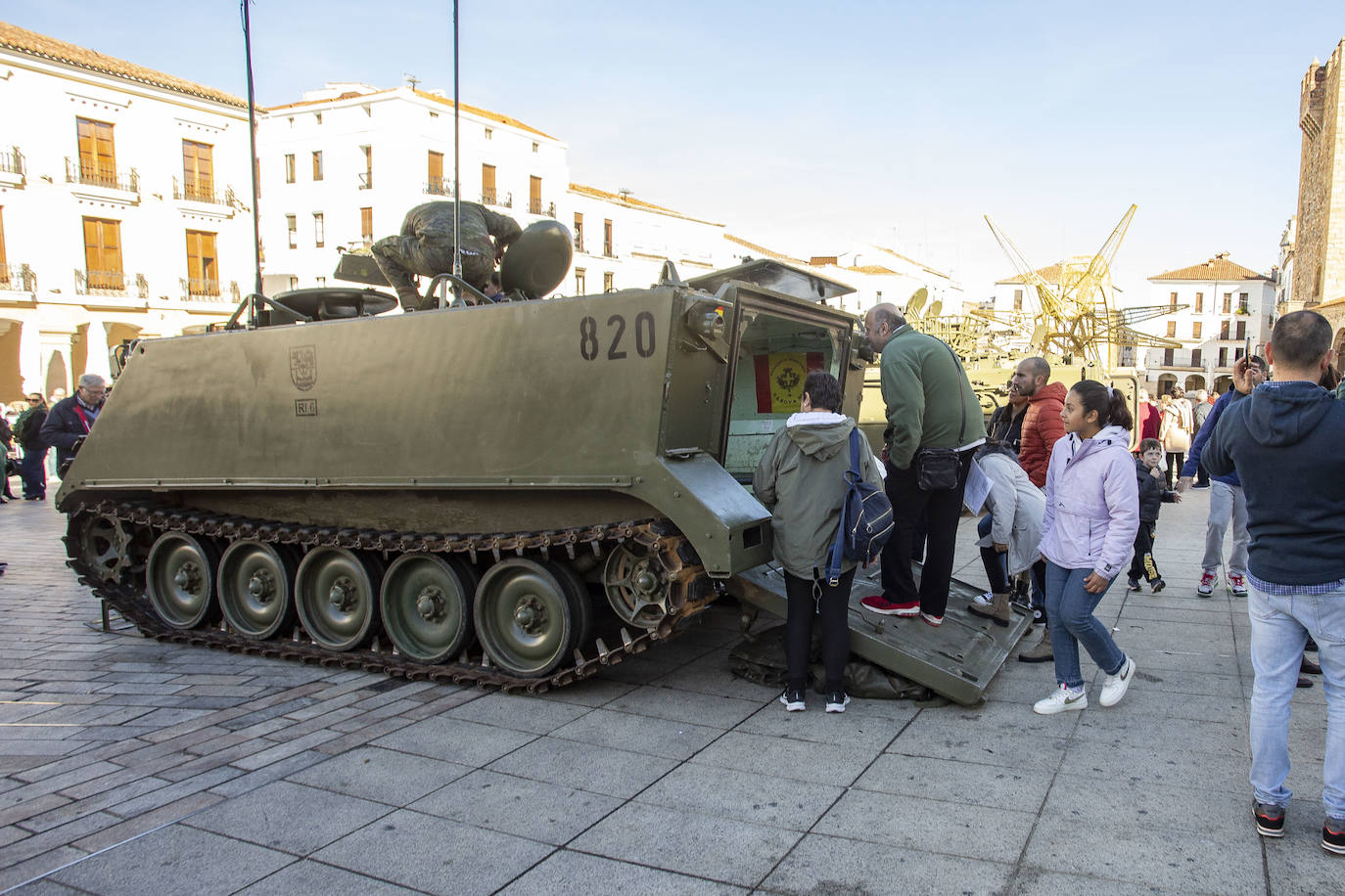 Fotos: Vehículos de combate en el Casco Histórico de Cáceres