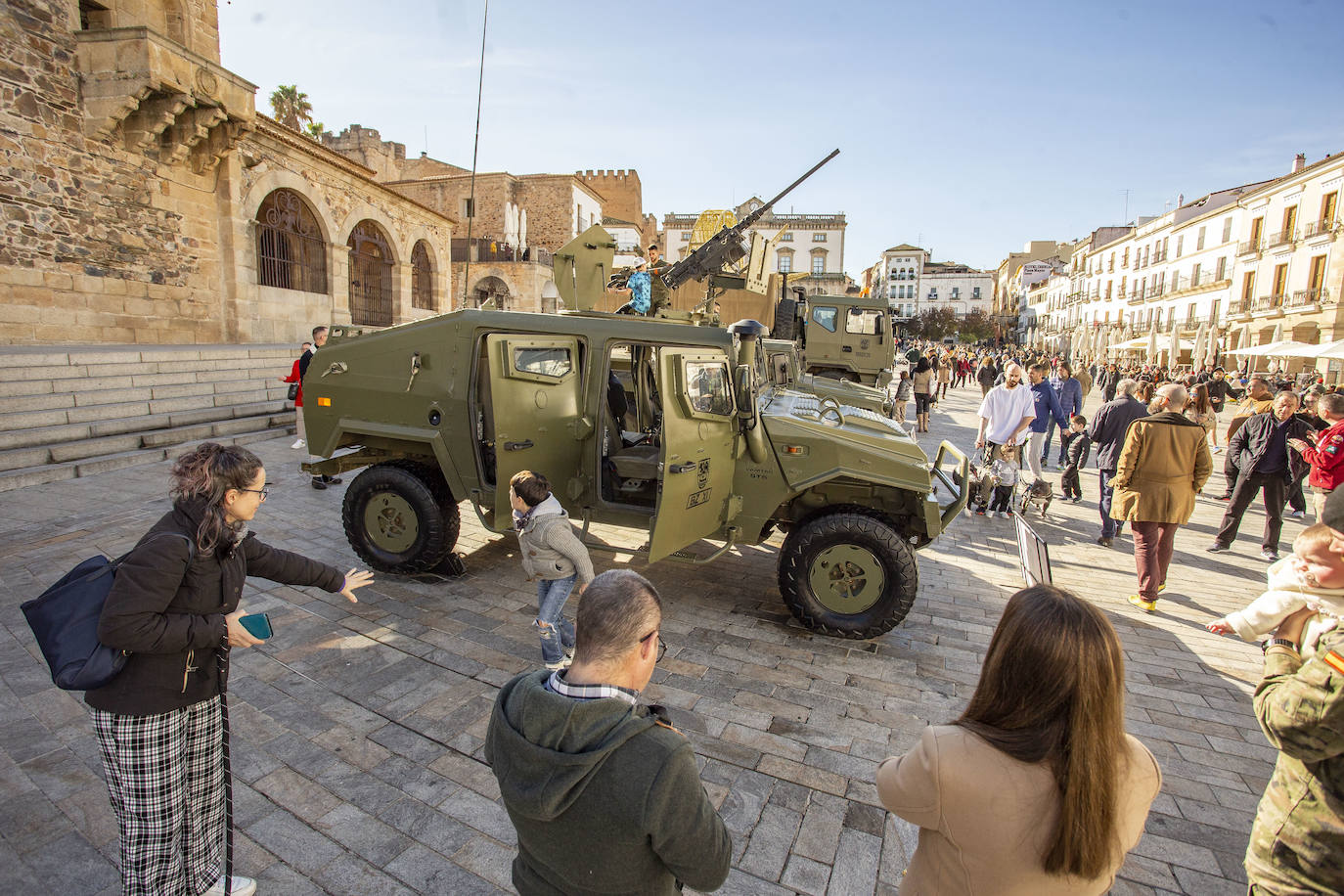 Fotos: Vehículos de combate en el Casco Histórico de Cáceres