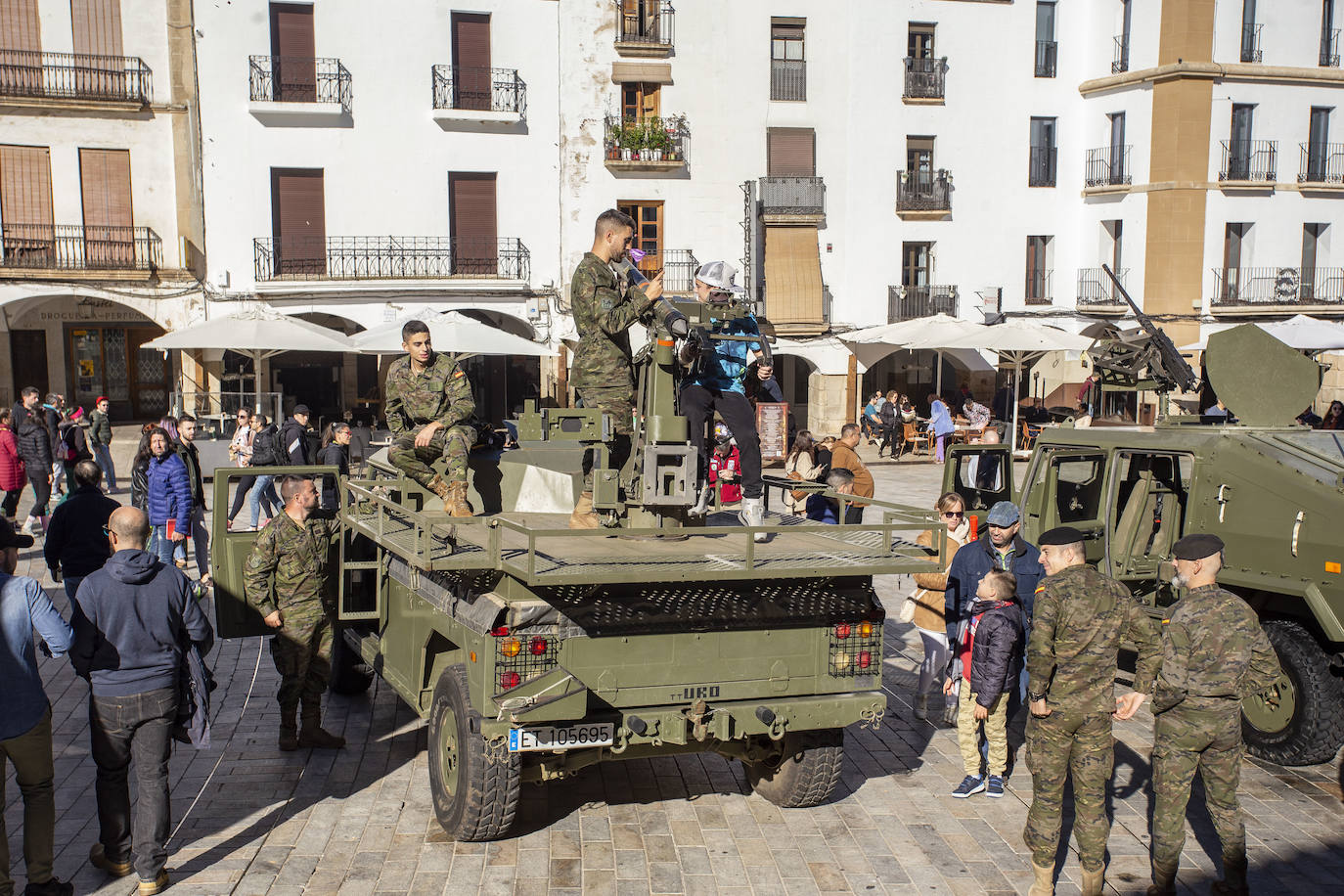 Fotos: Vehículos de combate en el Casco Histórico de Cáceres