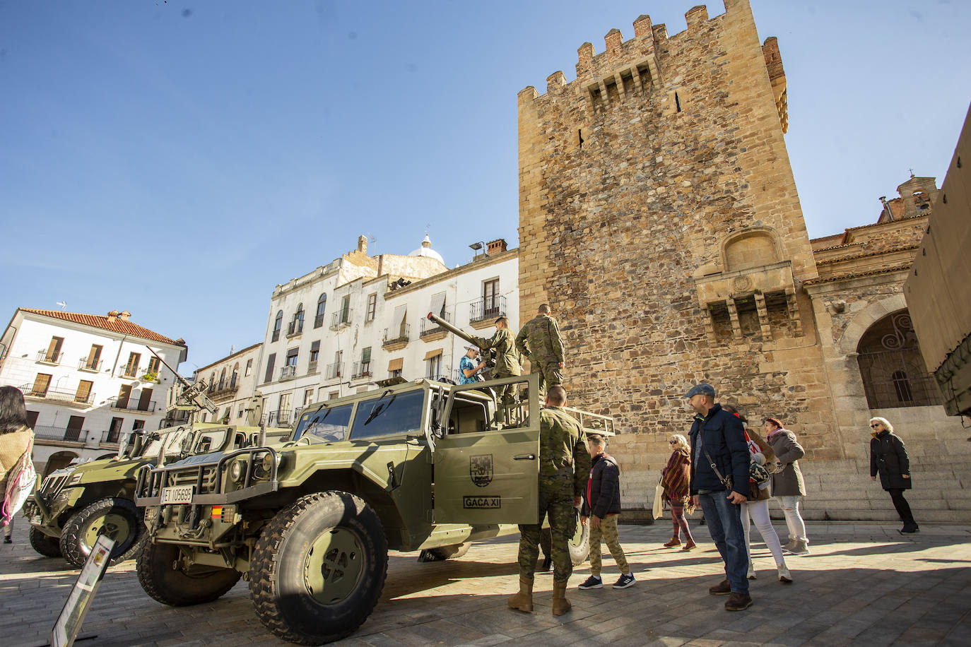 Fotos: Vehículos de combate en el Casco Histórico de Cáceres