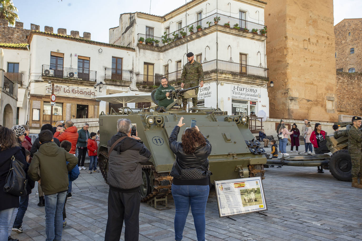 Fotos: Vehículos de combate en el Casco Histórico de Cáceres