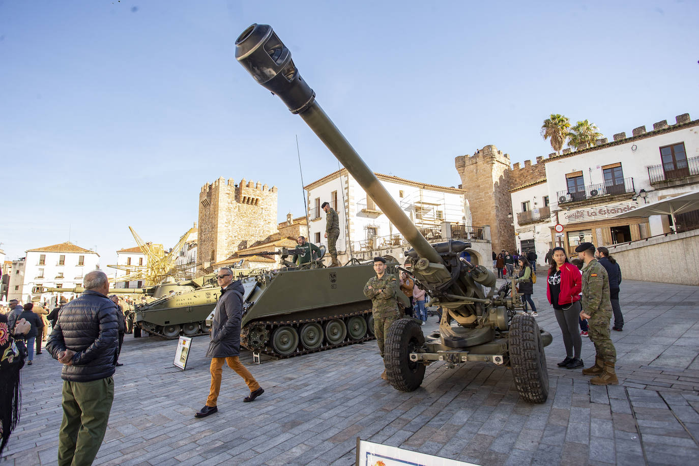 Fotos: Vehículos de combate en el Casco Histórico de Cáceres