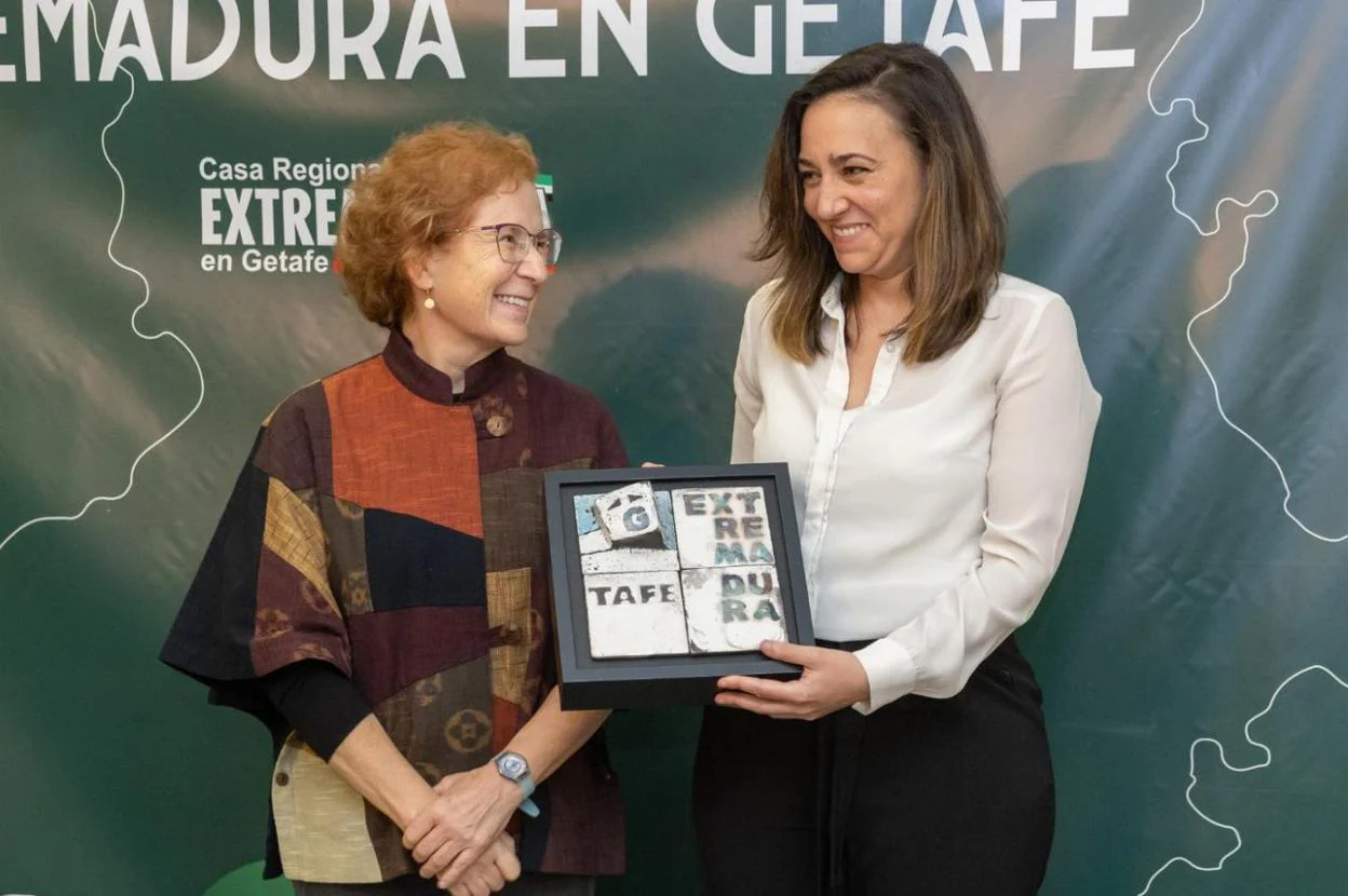 Margarita del Val entregó el premio a Elena Campos. 