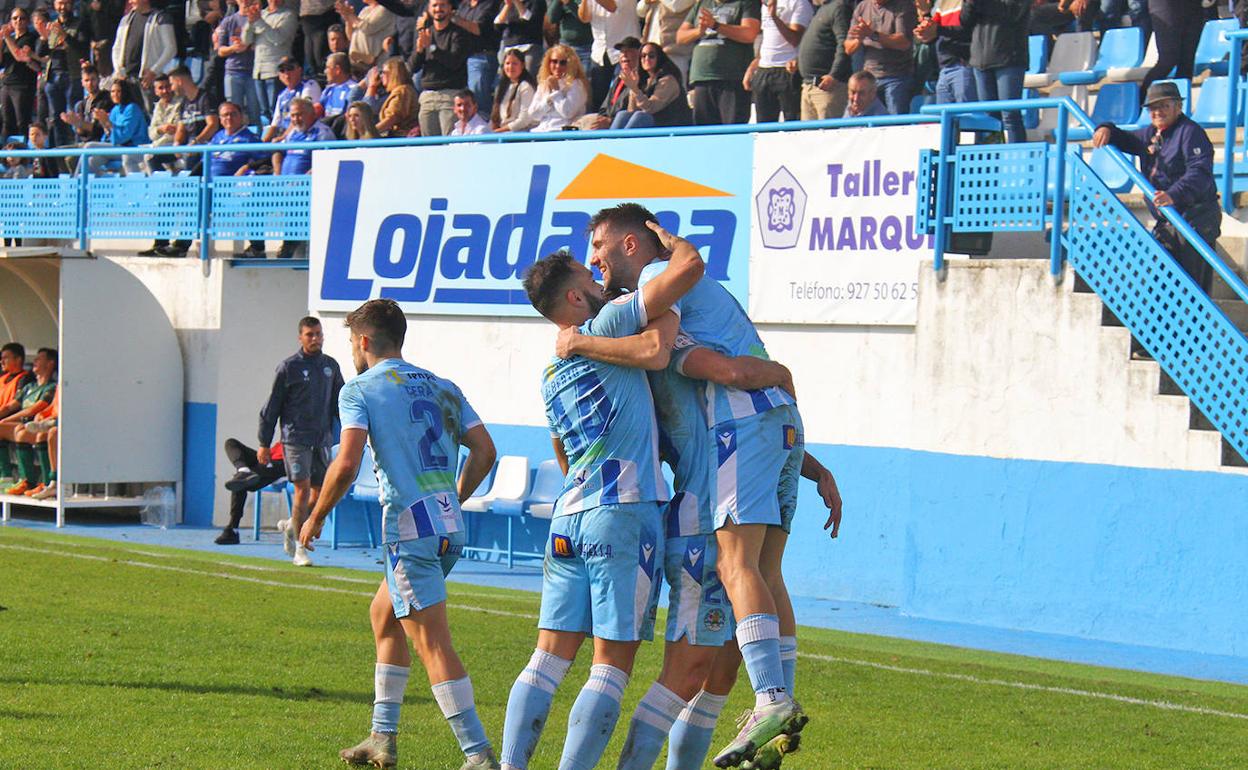 Los caurienses celebran el tanto en el descuento de Mercadal. 