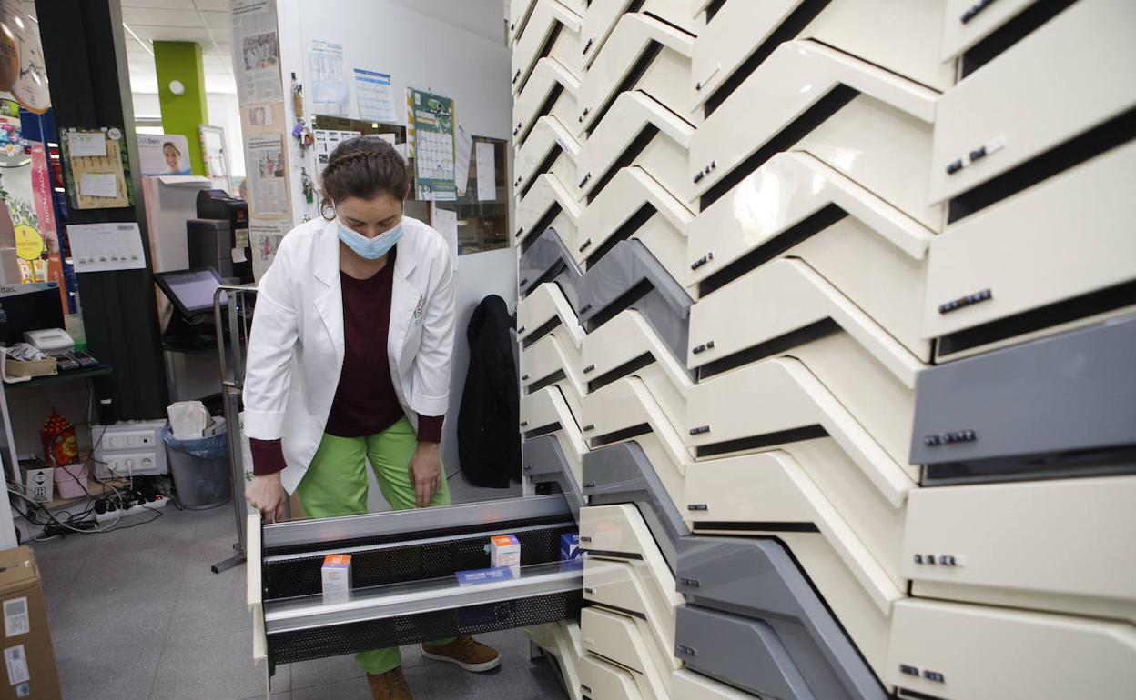 La farmacéutica Elena Rodríguez muestra uno de los cajones, casi vacíos, en los que guarda la Amoxicilina para niños.