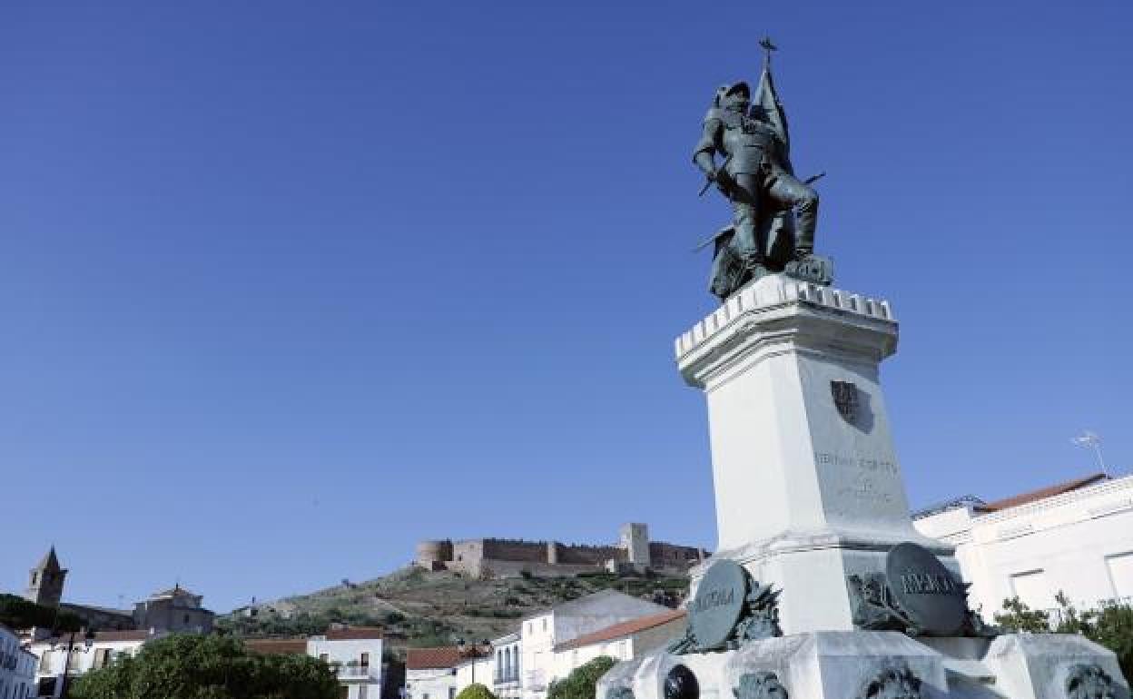 La estatua de Hernán Cortés preside la plaza de Medellín, su localidad natal. 