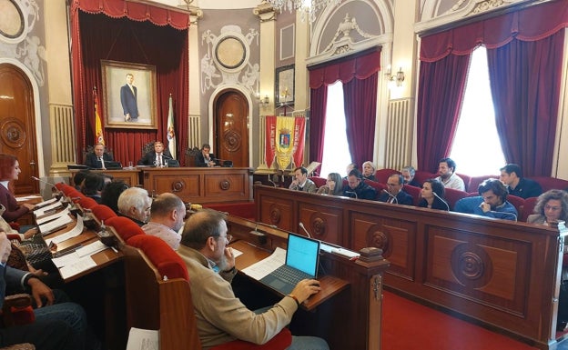 PSOE y PP votan contra la propuesta de Vélez de dotar a Badajoz de una bandera antes de las elecciones